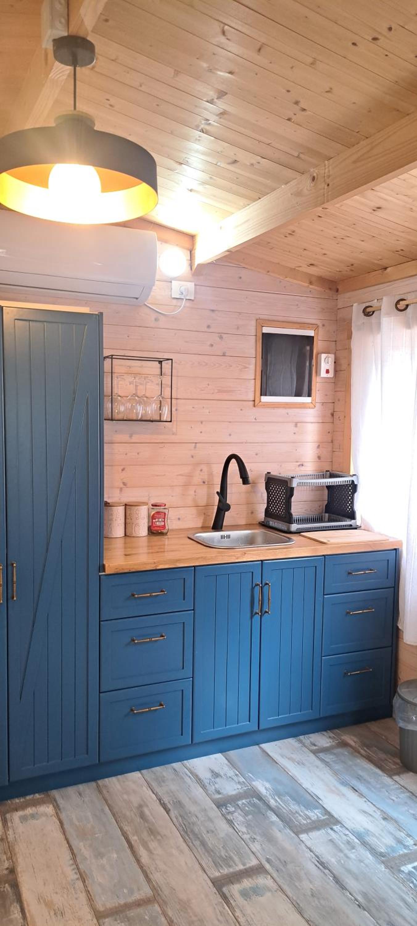 Imbar relaxing wood log cabin view 4