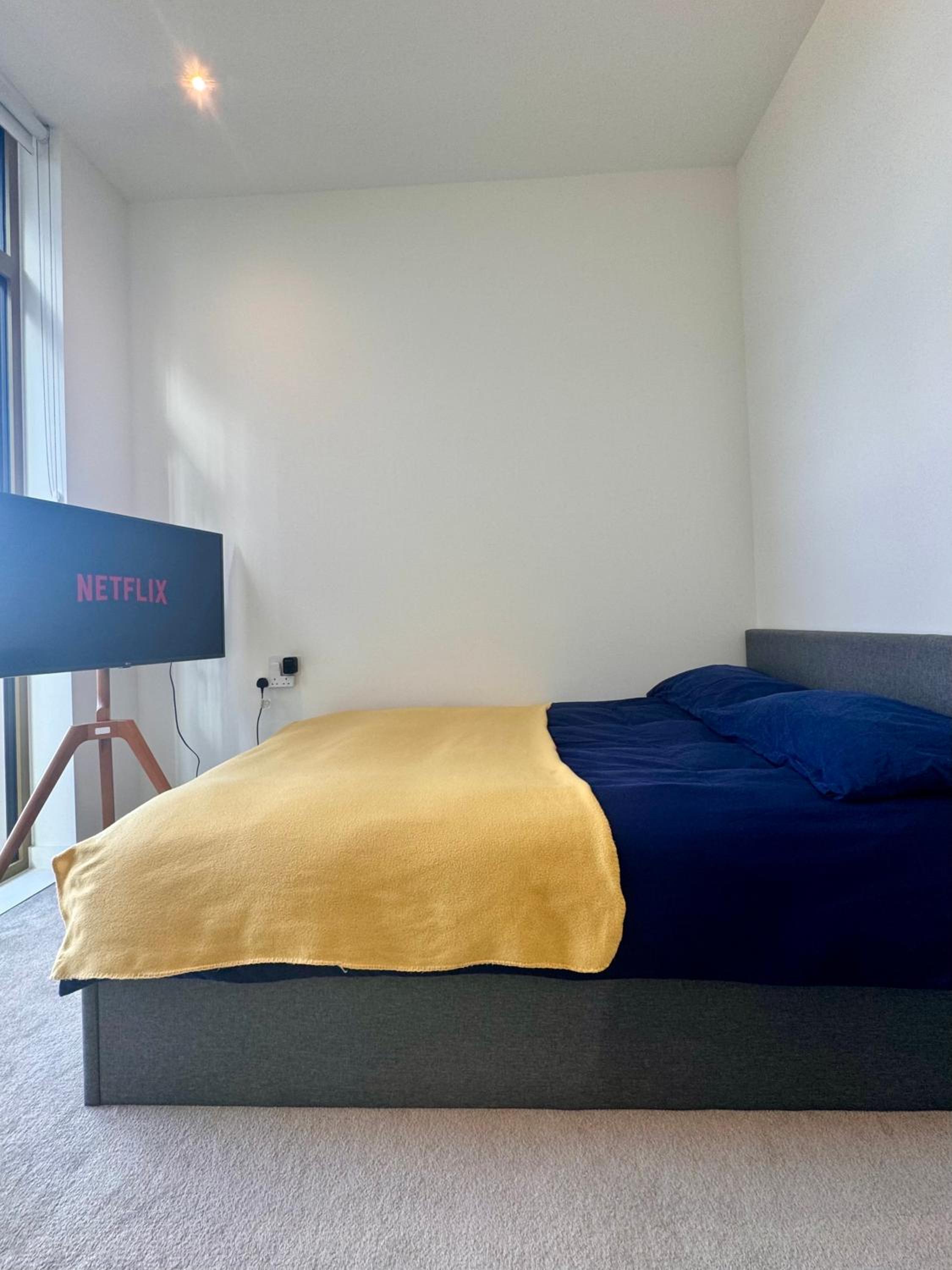 Cozy Room with Private Bathroom in Luxurious Flat