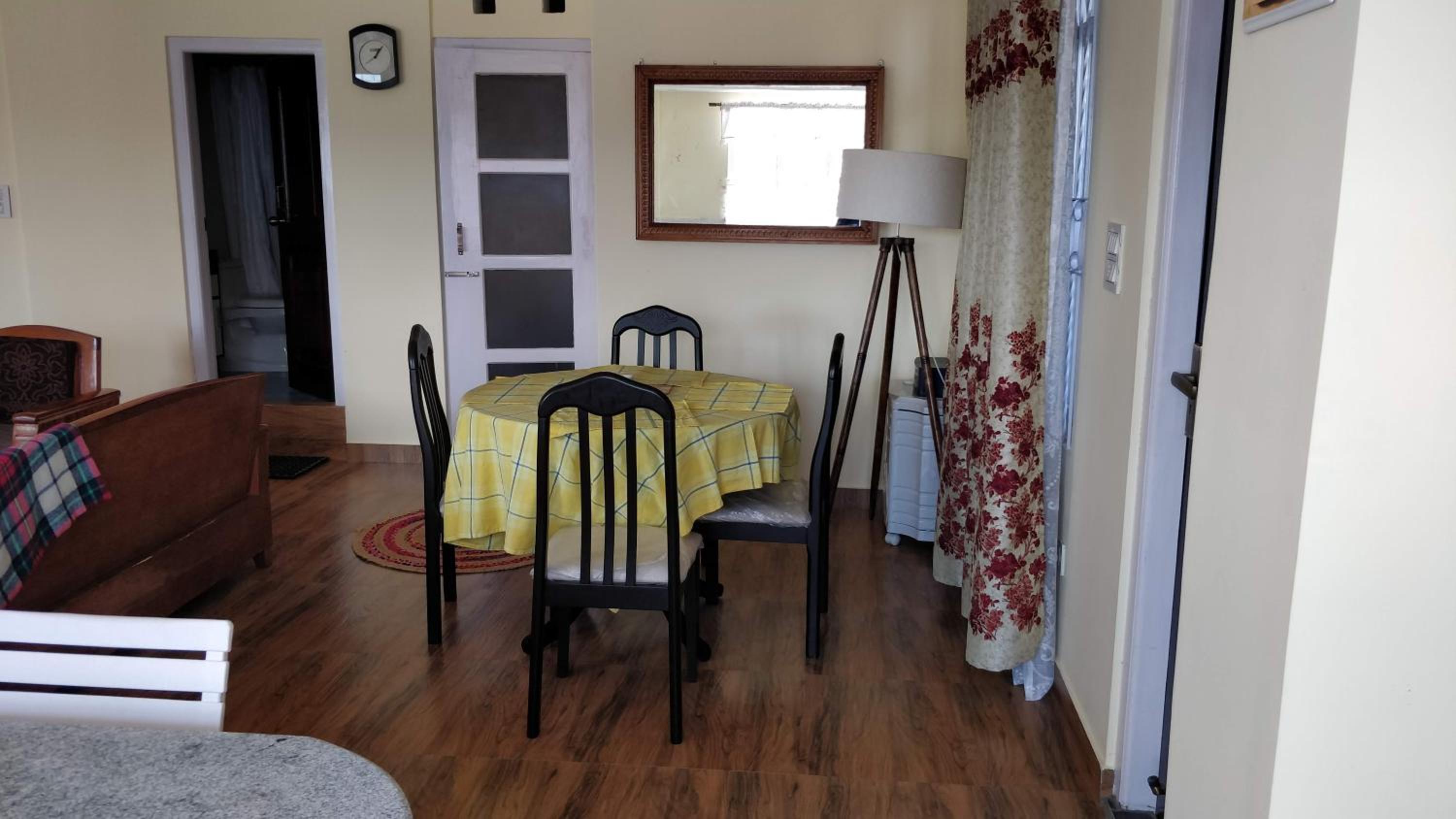 Roseville (Entire Apartment) view 4