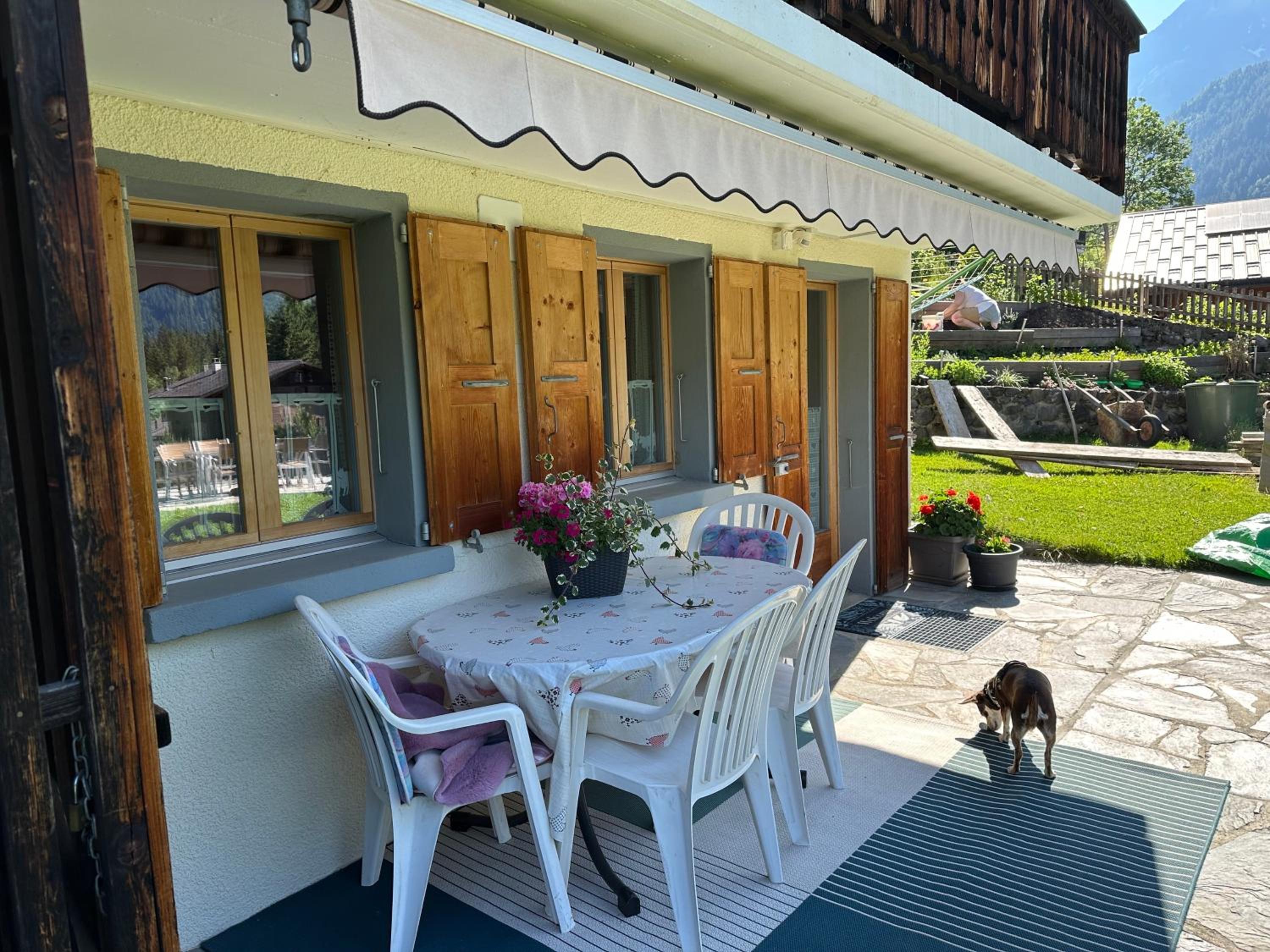 1 room apt, kitchen, patio, in beautiful chalet