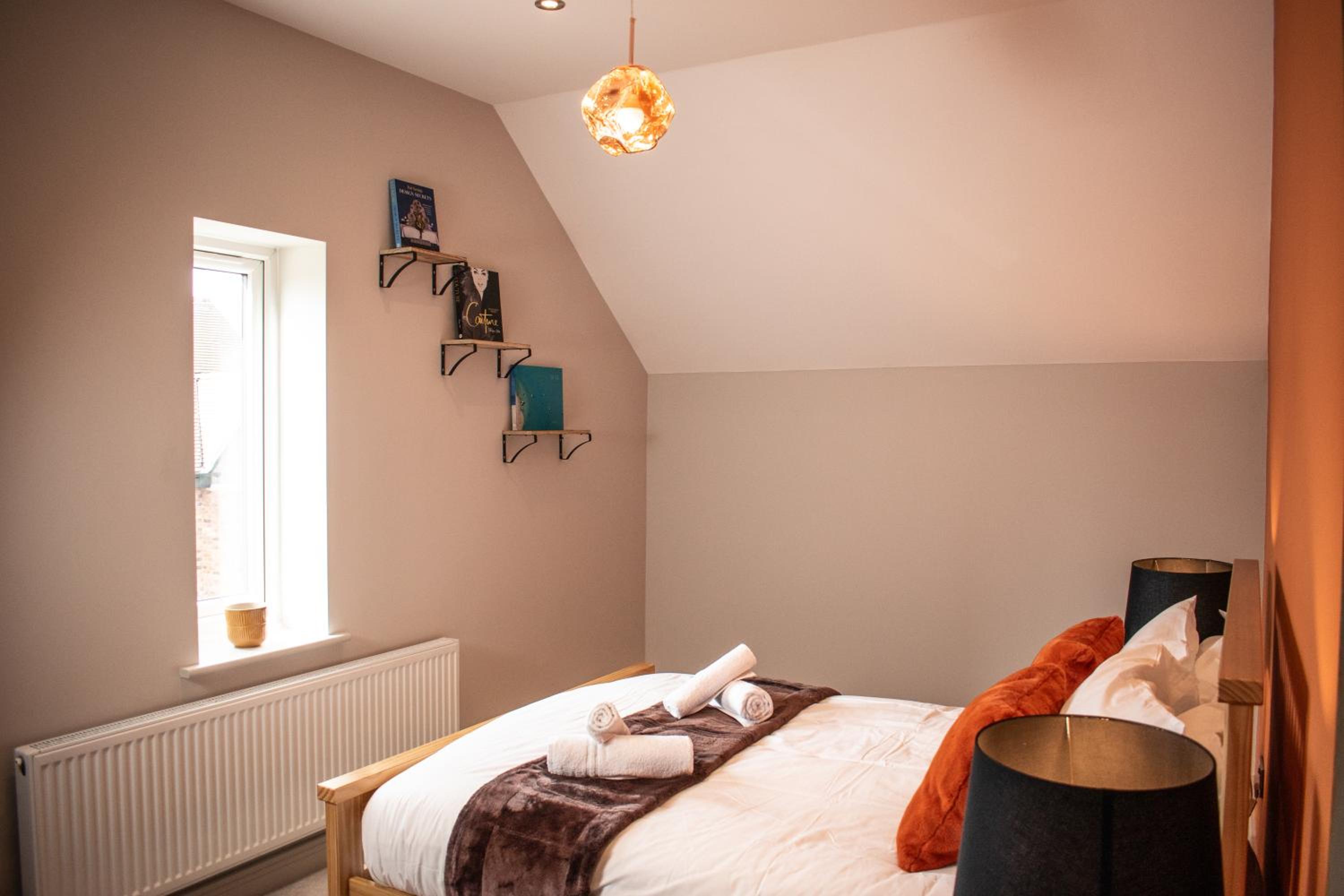 Spacious 6 bedroom House - Sleeps 11, Convenient Location, Perfect for FAMILIES view 3