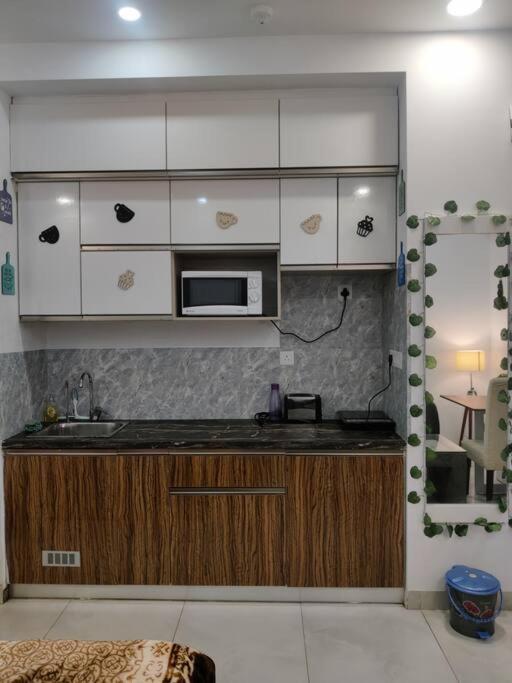 Chic Apartment#Couple Goal#High Rise#Balcony#condo view 2