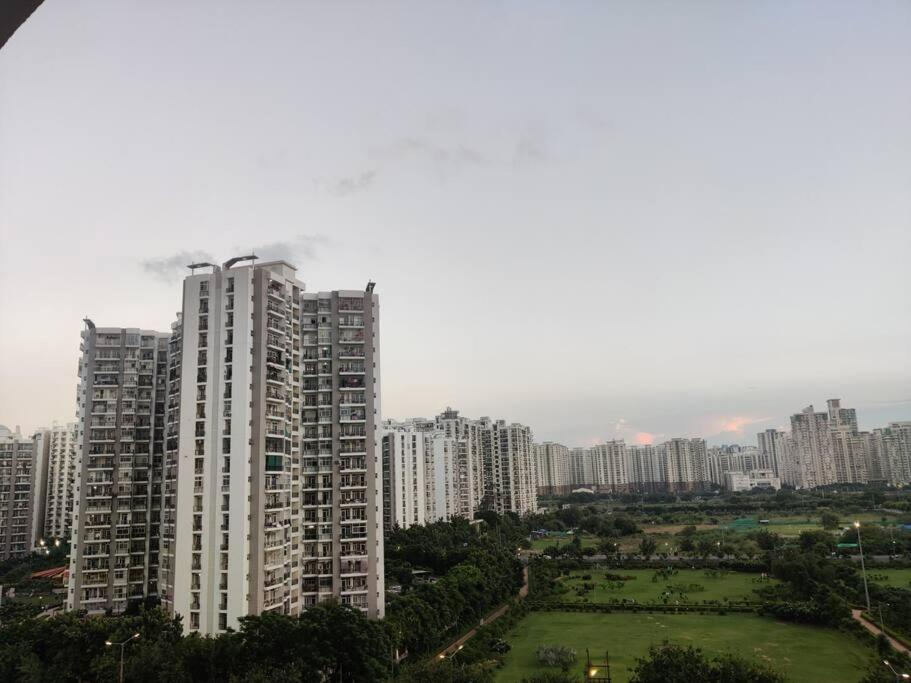 Chic Apartment#Couple Goal#High Rise#Balcony#condo view 3