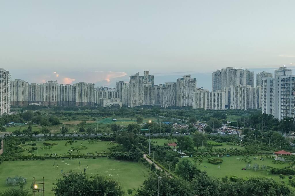 Chic Apartment#Couple Goal#High Rise#Balcony#condo view 4