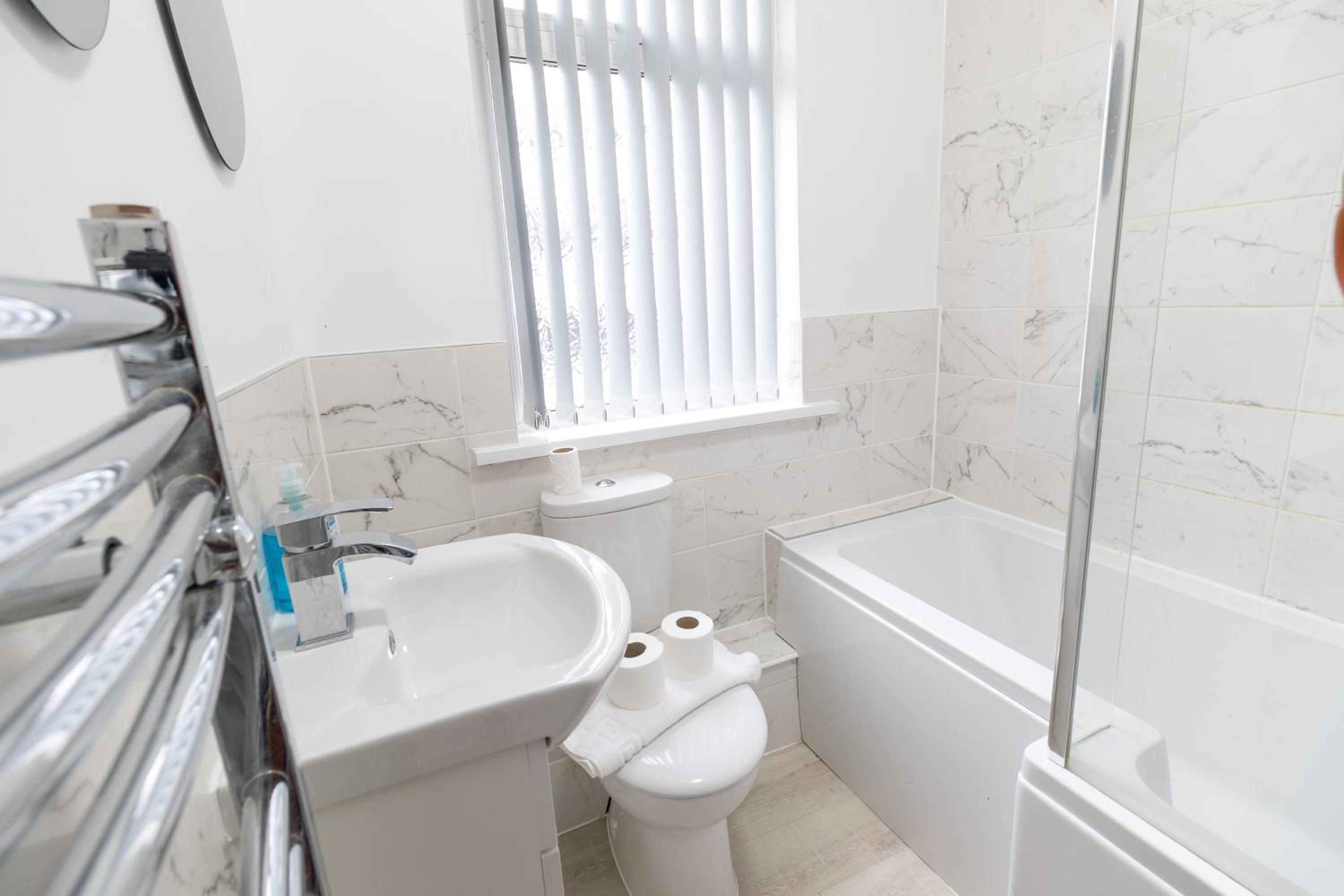 Contractor Base Newport 3 Bed Van Parking Sleeps 5 view 2