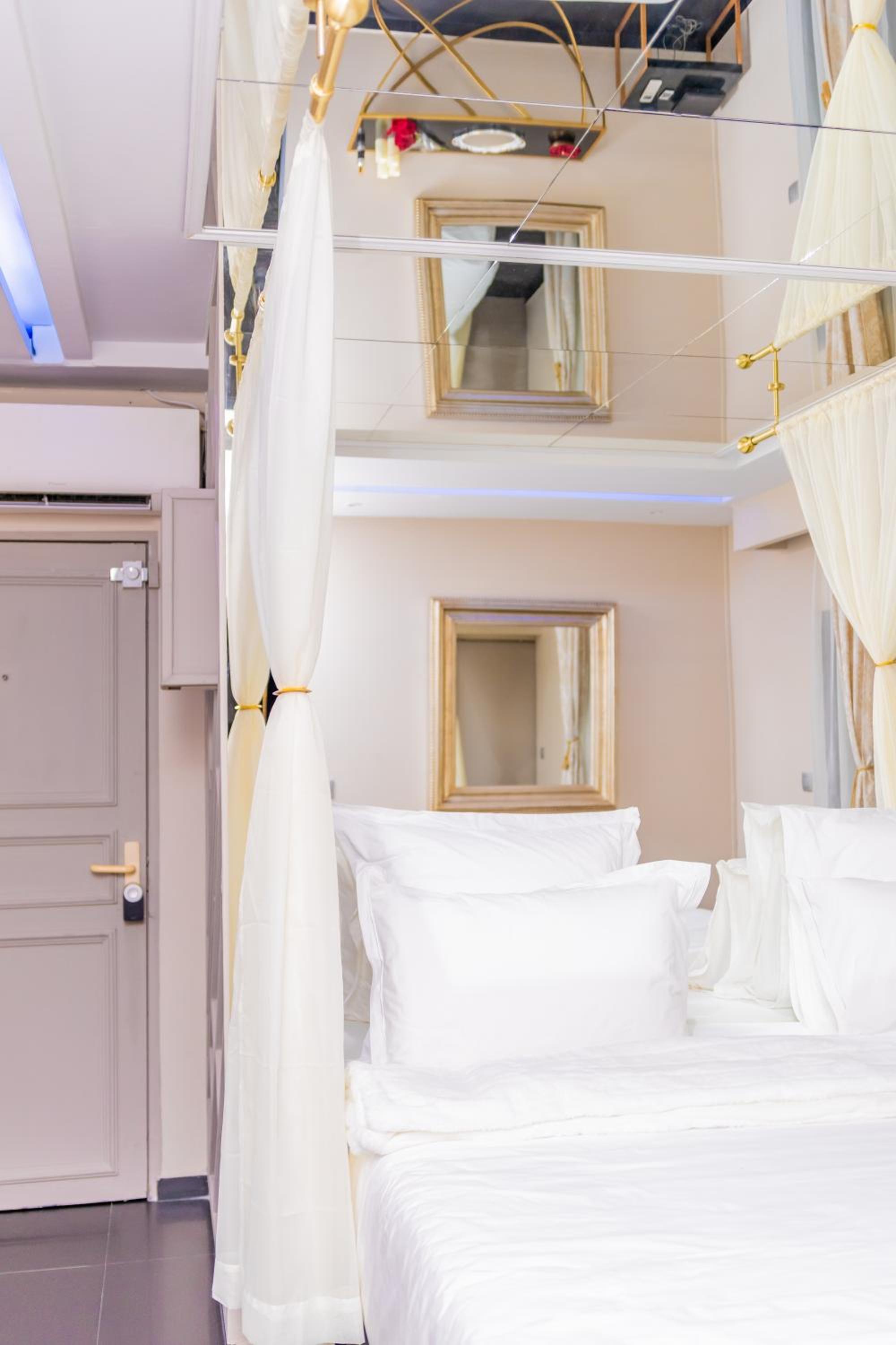 L'interdit Love Room - Miroir au plafond 2x2m view 2
