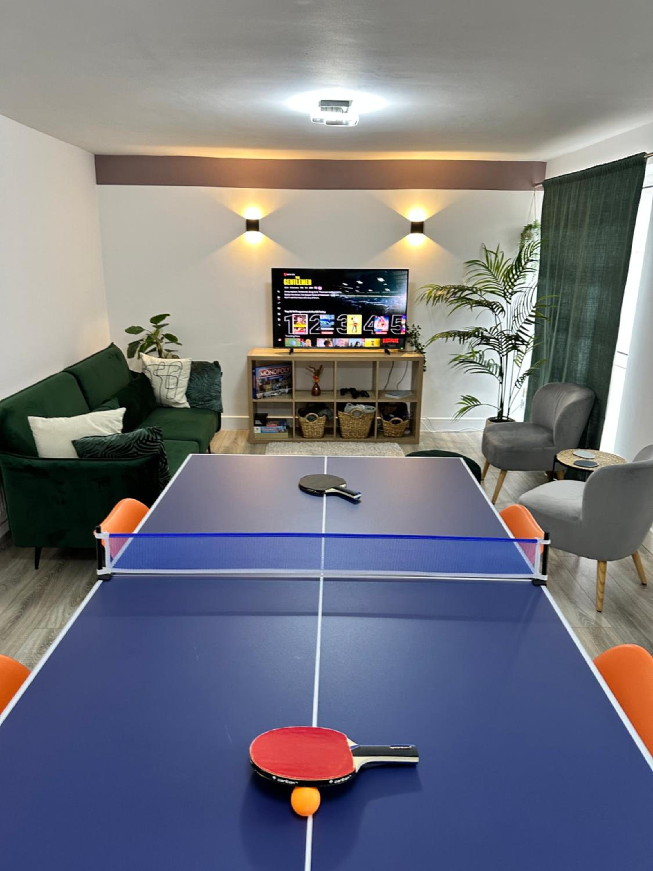 Xmas in Coventry - Contractors & Business professionals - NEC - 2 Parking spaces - 4 Large Bedrooms & 2 Bathrooms - Pool table - Table Tennis - Darts - Gam