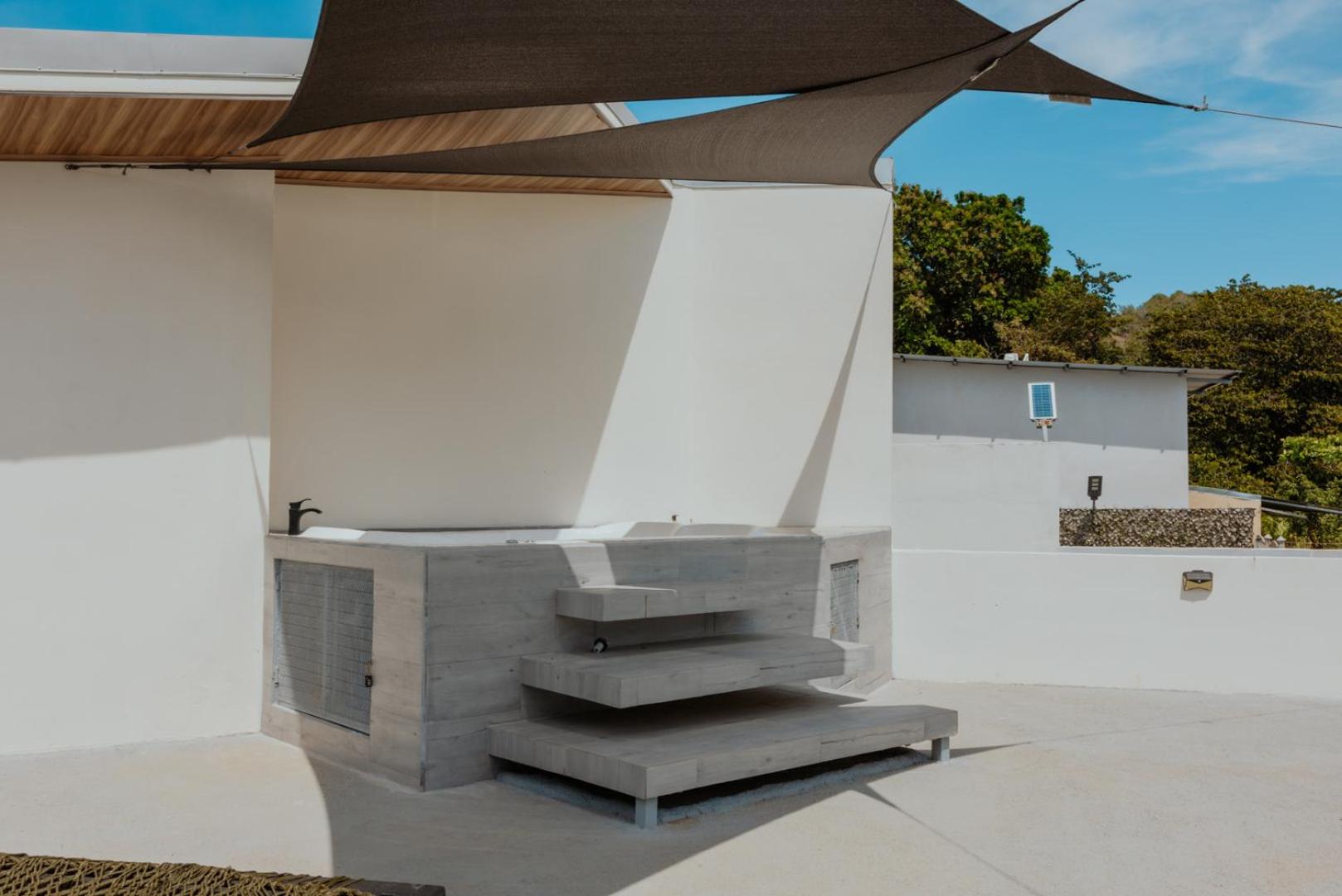 Private pool & rooftop patio Hot tub, AC, WI-FI