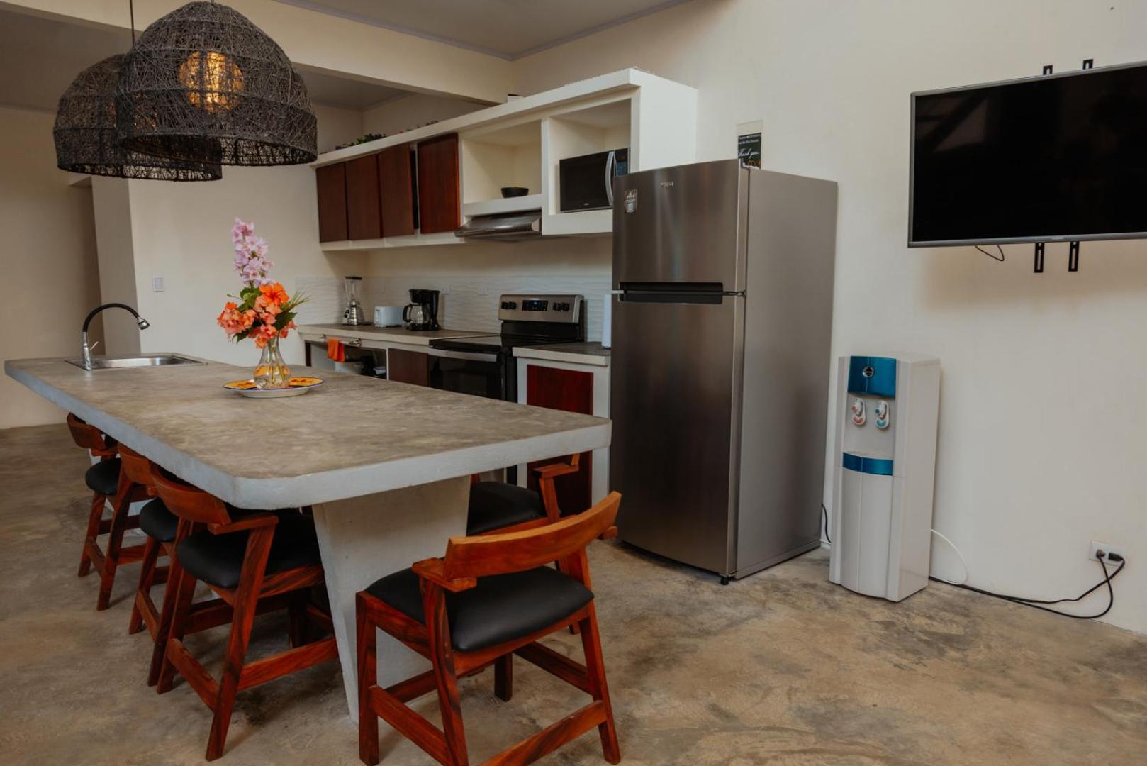 Private pool & rooftop patio Hot tub, AC, WI-FI
