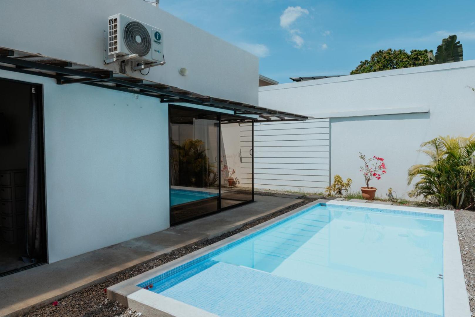 Private pool & rooftop patio Hot tub, AC, WI-FI