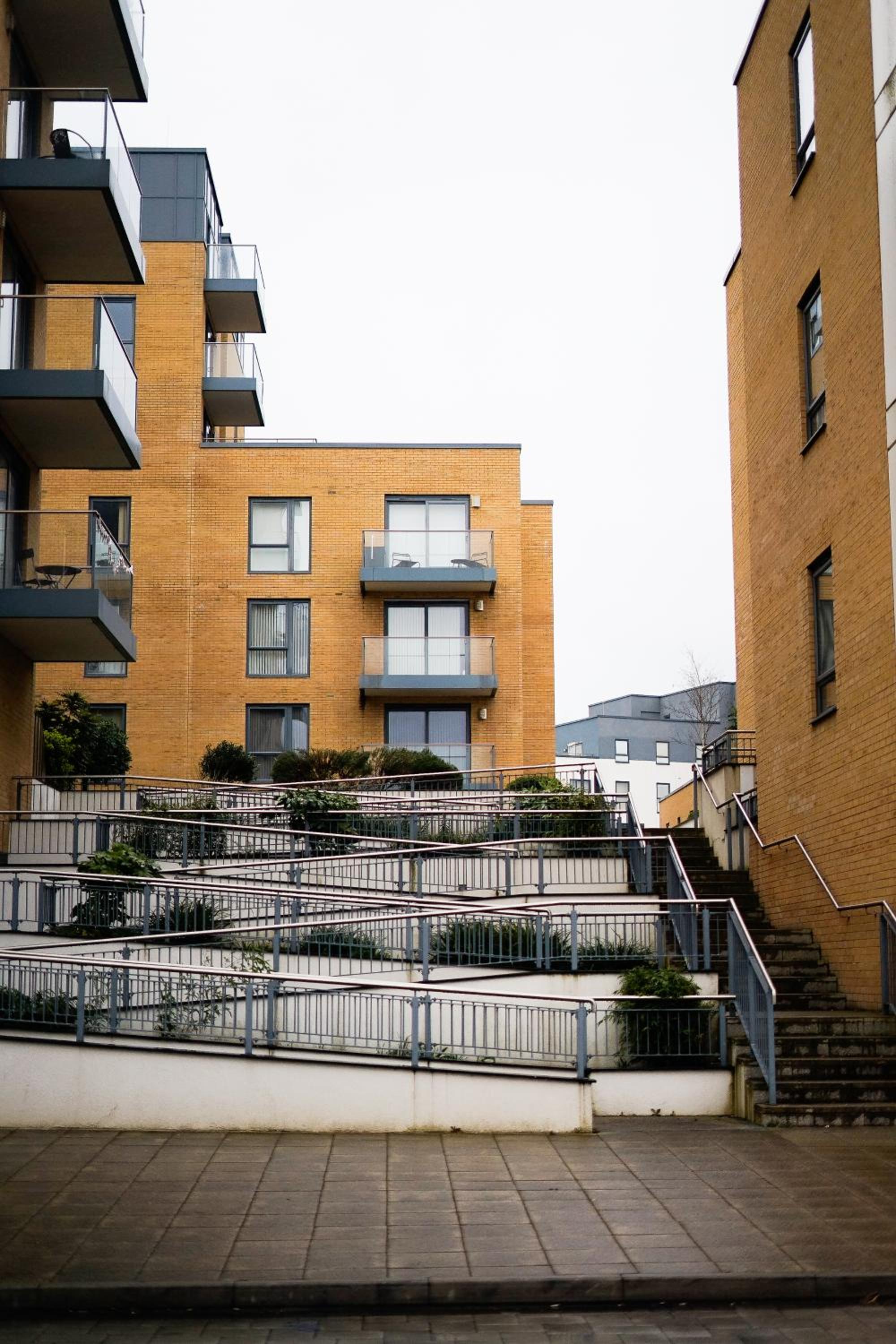 Spacious 2BR 2BA Ground Floor Apartment in RG2 - Ideal for Contractors & Business Stays, FREE Parking & Sleeps Up To 7! view 3