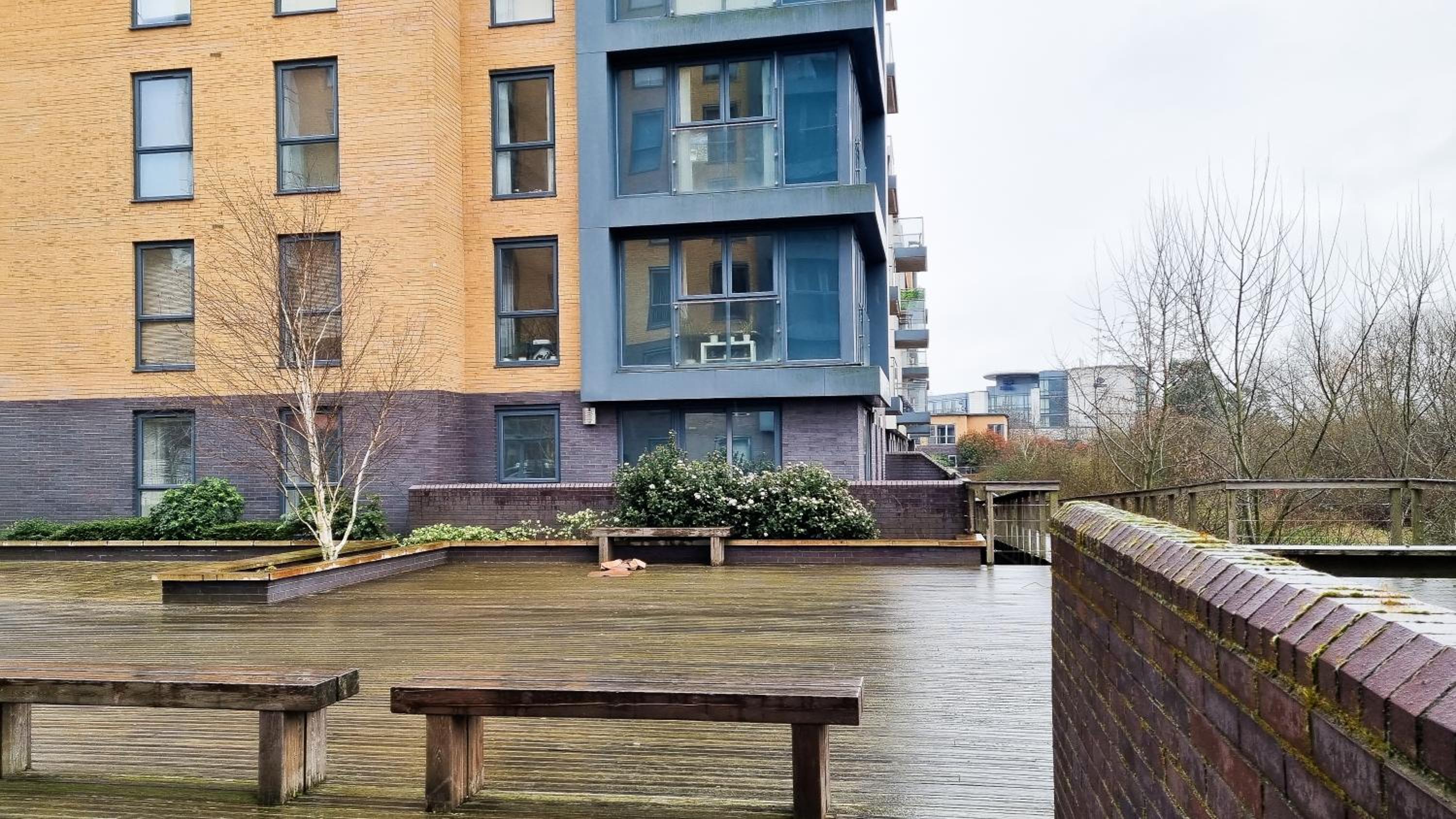 Spacious 2BR 2BA Ground Floor Apartment in RG2 - Ideal for Contractors & Business Stays, FREE Parking & Sleeps Up To 7! view 5