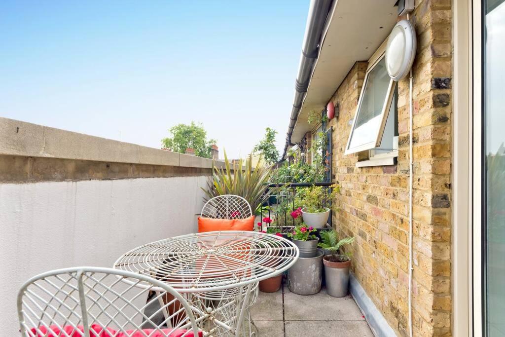 Zone 1! 2 bed duplex Apartment!