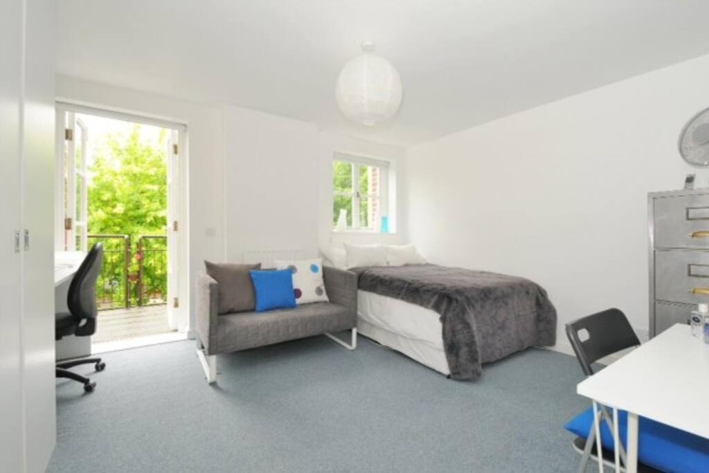 Zone 1! 2 bed duplex Apartment!