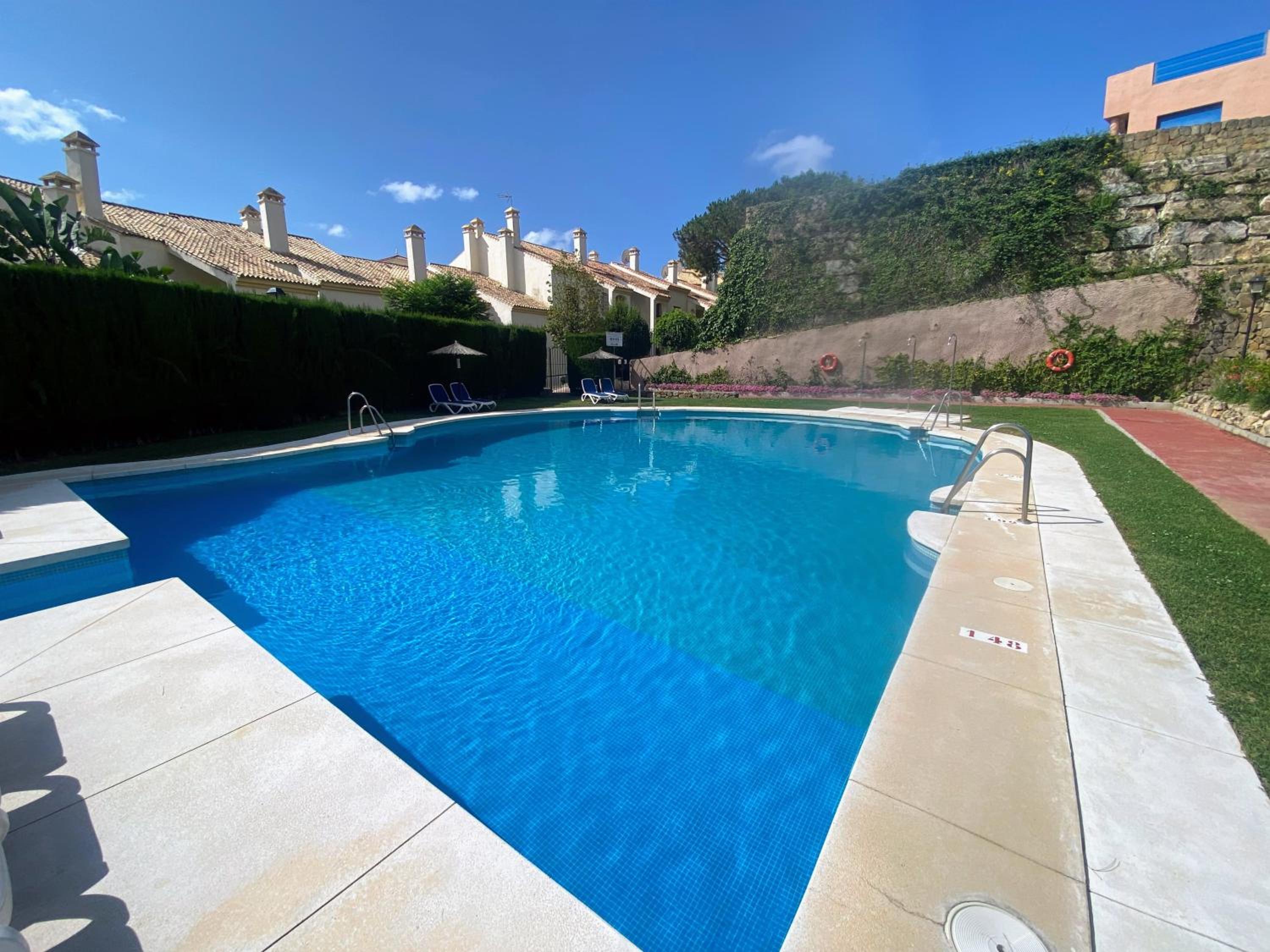 2BR Flat with Sea Views Puerto de la Duquesa view 3