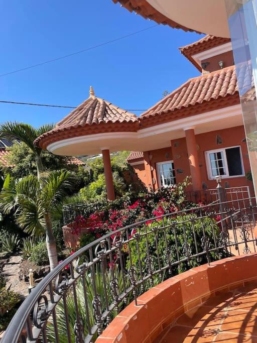 Maravilla Villa with Sea Views