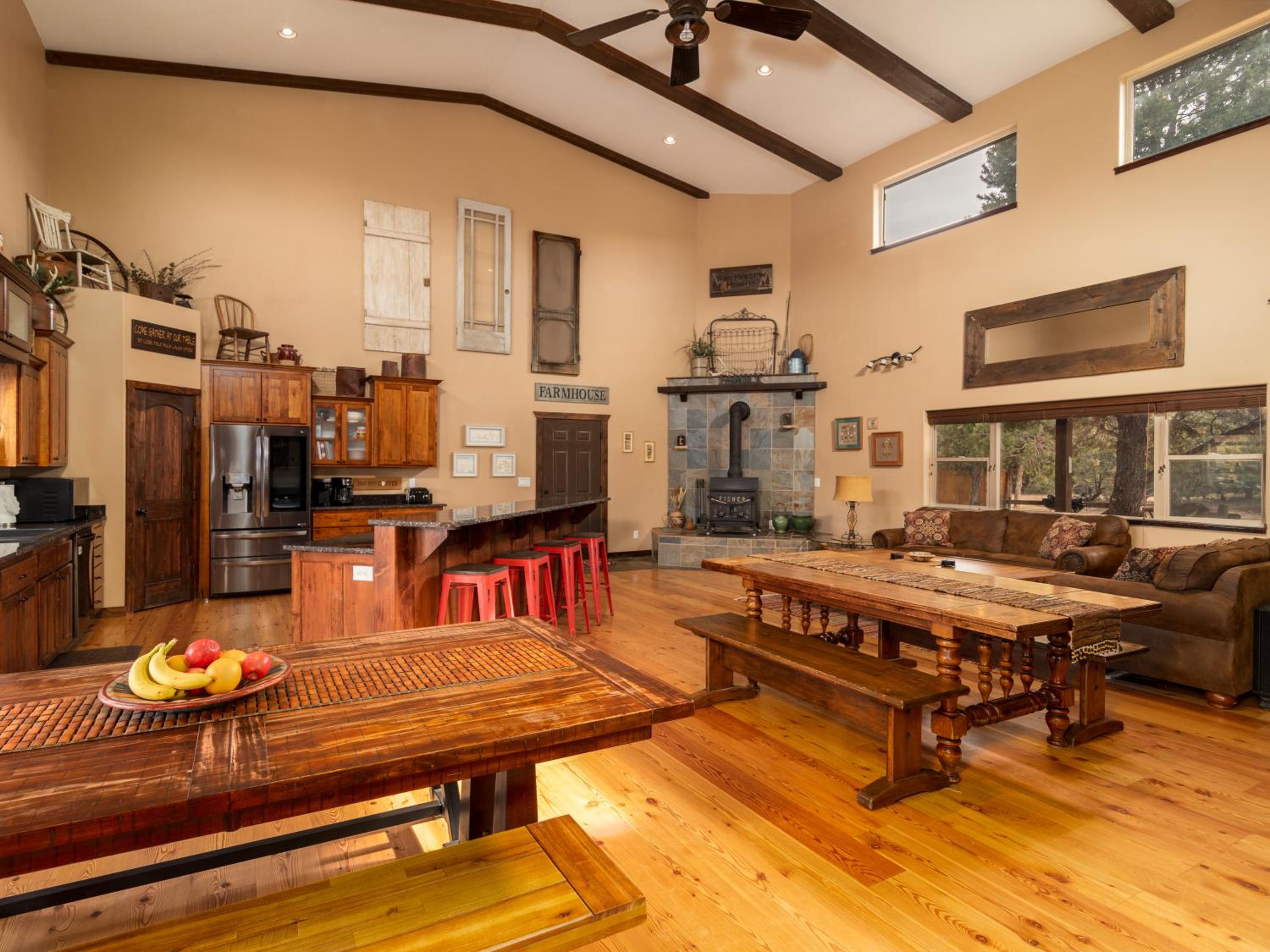 Red Hollow Ranch- Pet Friendly, Walking distance to Slot Canyon, Private view 2