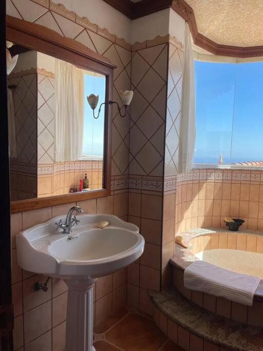Maravilla Villa with Sea Views