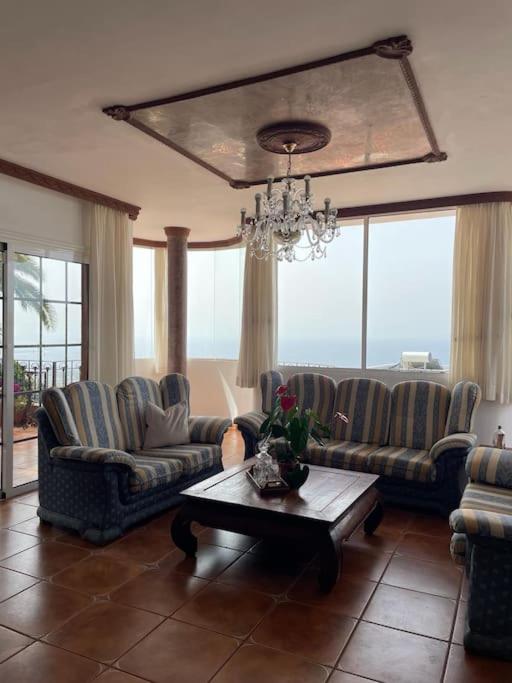 Maravilla Villa with Sea Views