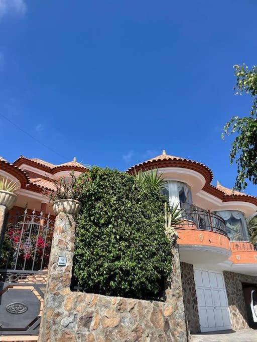 Maravilla Villa with Sea Views