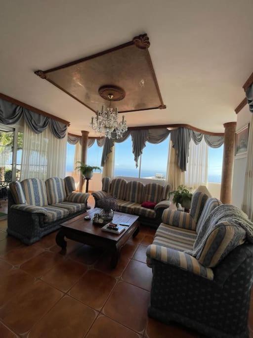 Maravilla Villa with Sea Views