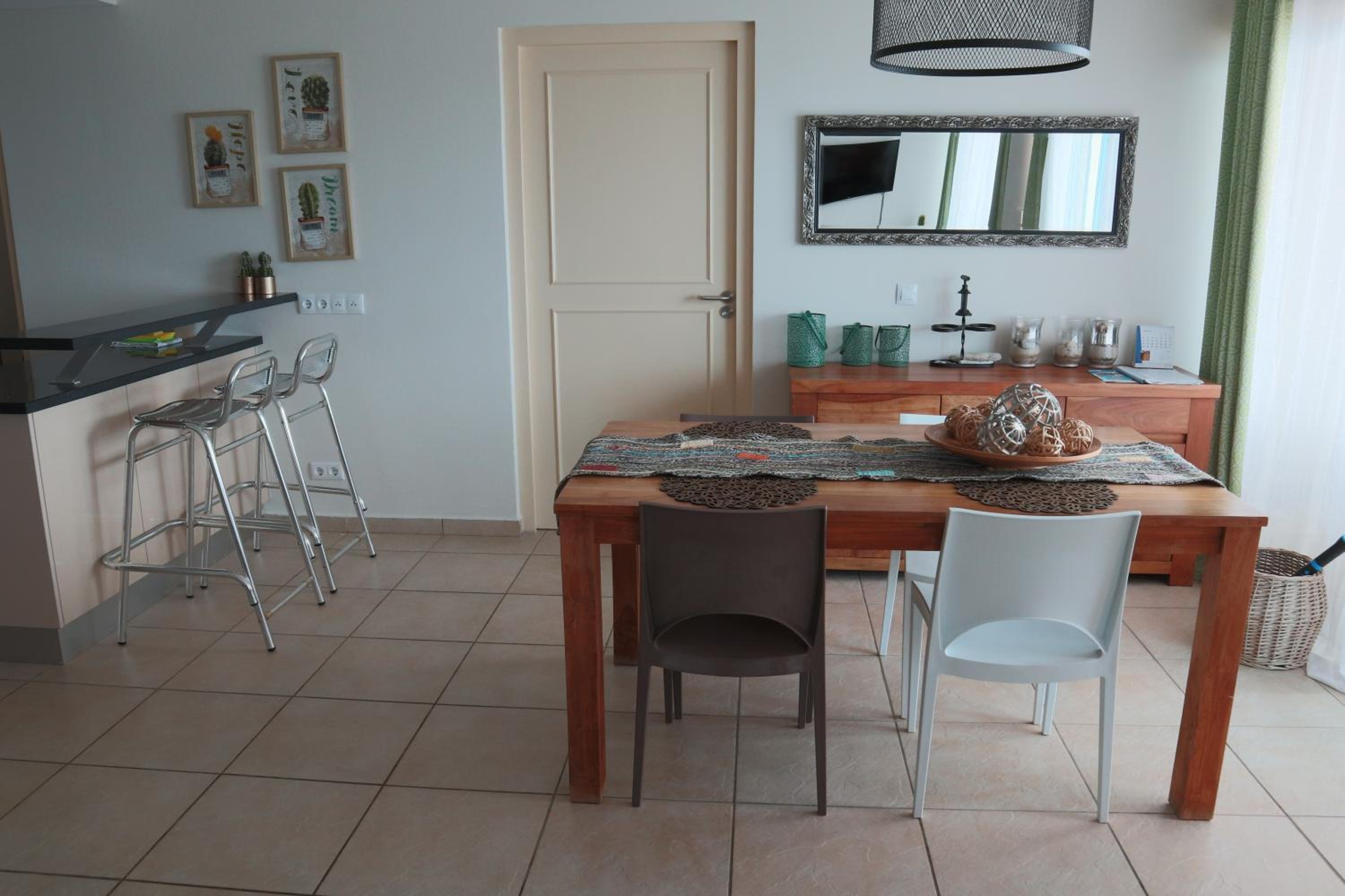 Beach front luxury living - 2 bedroom condo with sea view