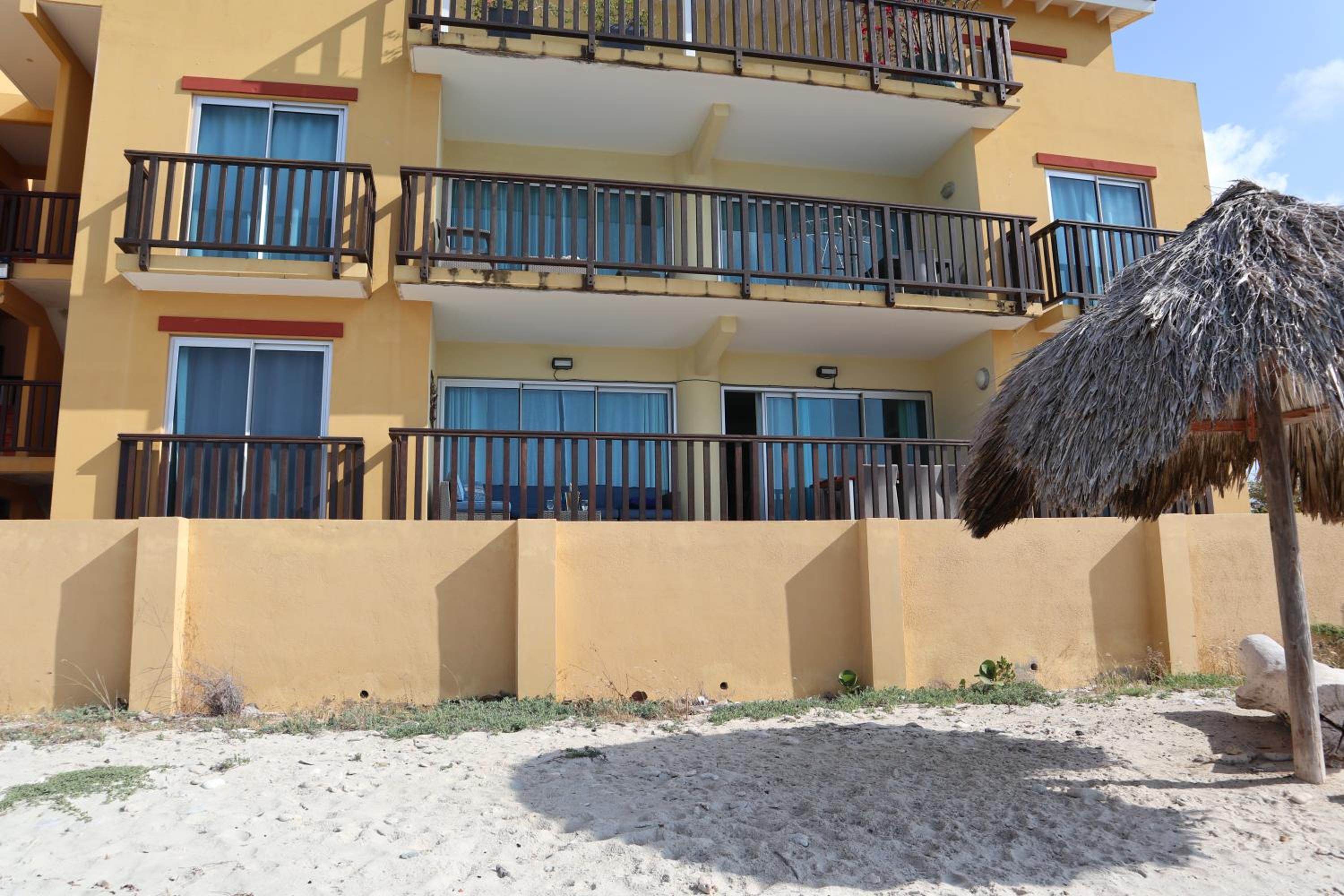 Beach front luxury living - 2 bedroom condo with sea view