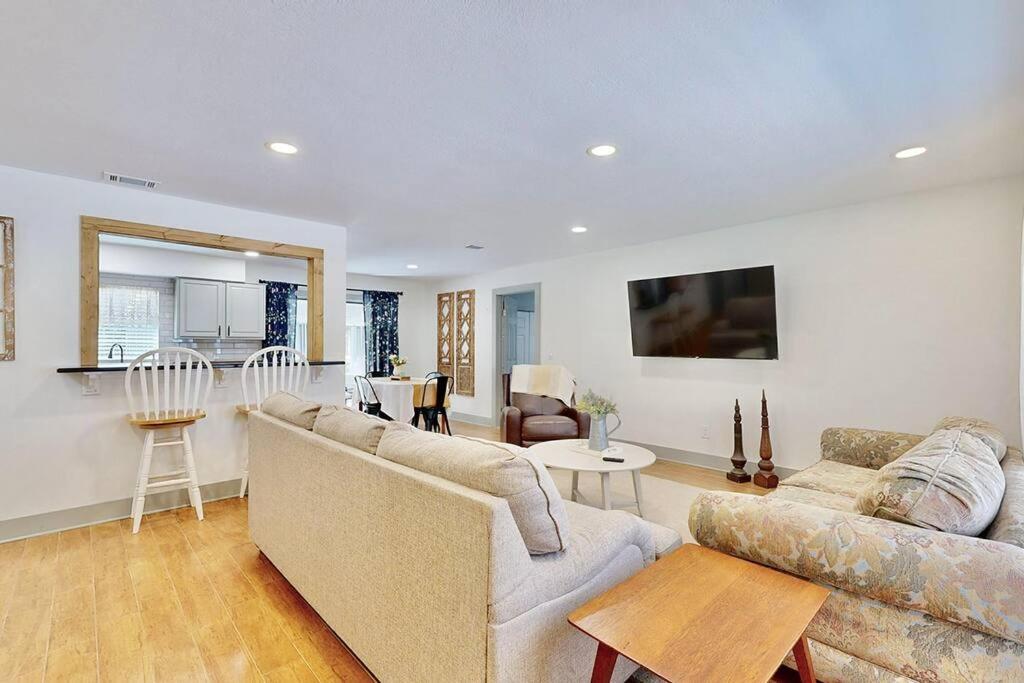 Rustic 3 bedroom Home in Welsey Chapel! view 2