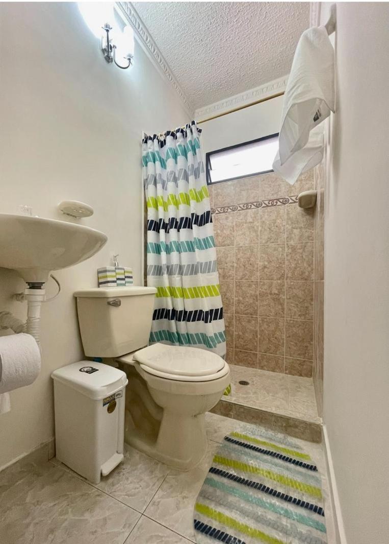 Apartamento para máximo 3 personas, habitación privada con cama doble , dos sofá cama, comodo, bonito, central, bien ubicado, en el centro de palmira