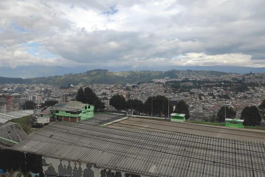 Quito Retreat, Fast WiFi, Parking near Old Town view 3