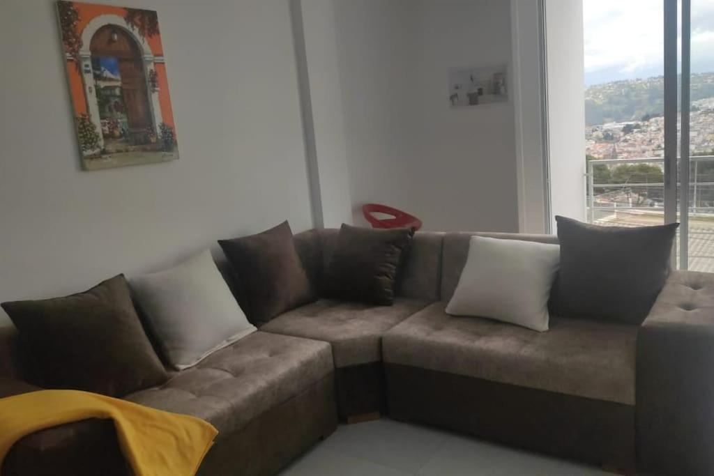 Quito Retreat, Fast WiFi, Parking near Old Town view 5