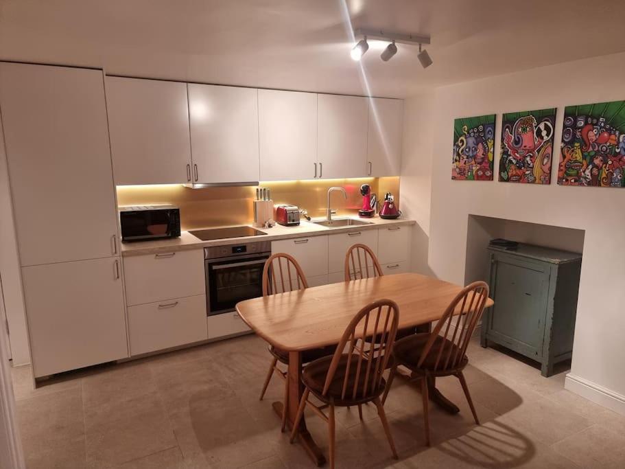 Entire Ground Floor Flat, Free Off-Street Parking and Large Garden