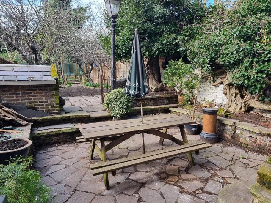 Entire Ground Floor Flat, Free Off-Street Parking and Large Garden