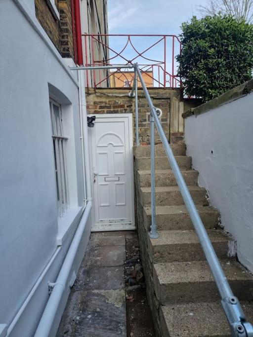 Entire Ground Floor Flat, Free Off-Street Parking and Large Garden