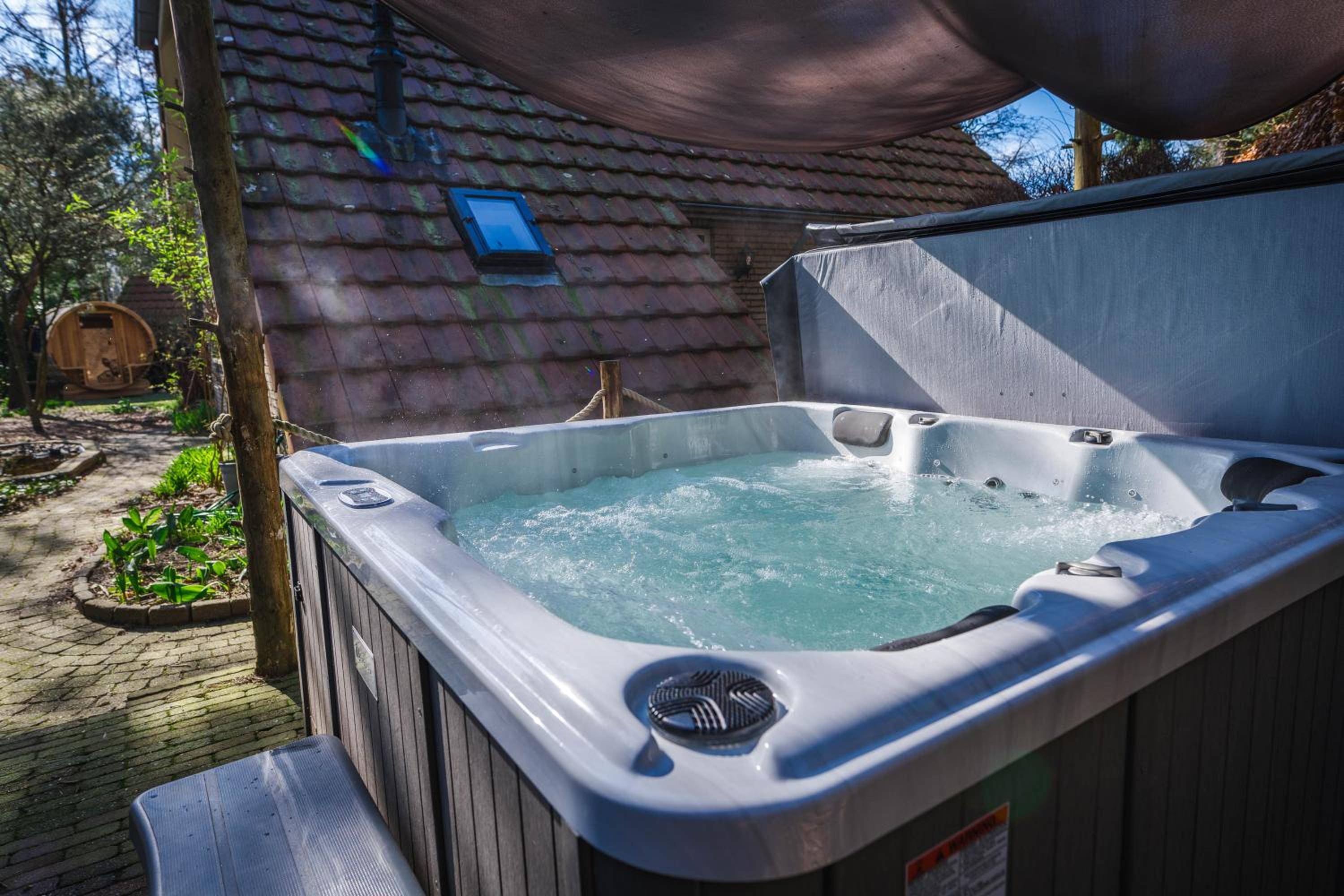 Wellnesshuis met jacuzzi en sauna in het bos view 2
