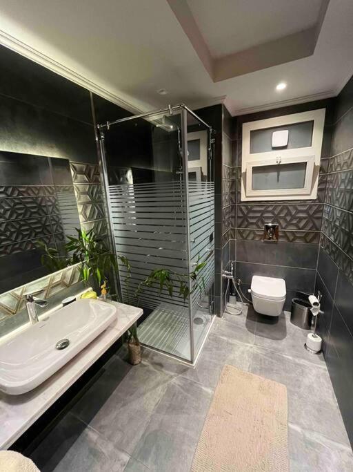 Stylish Oasis in New Cairo: 10 Min to Airport!