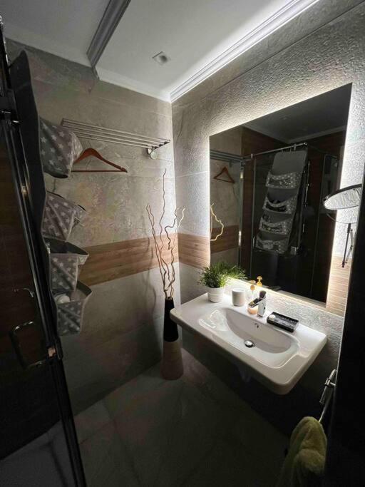 Stylish Oasis in New Cairo: 10 Min to Airport!