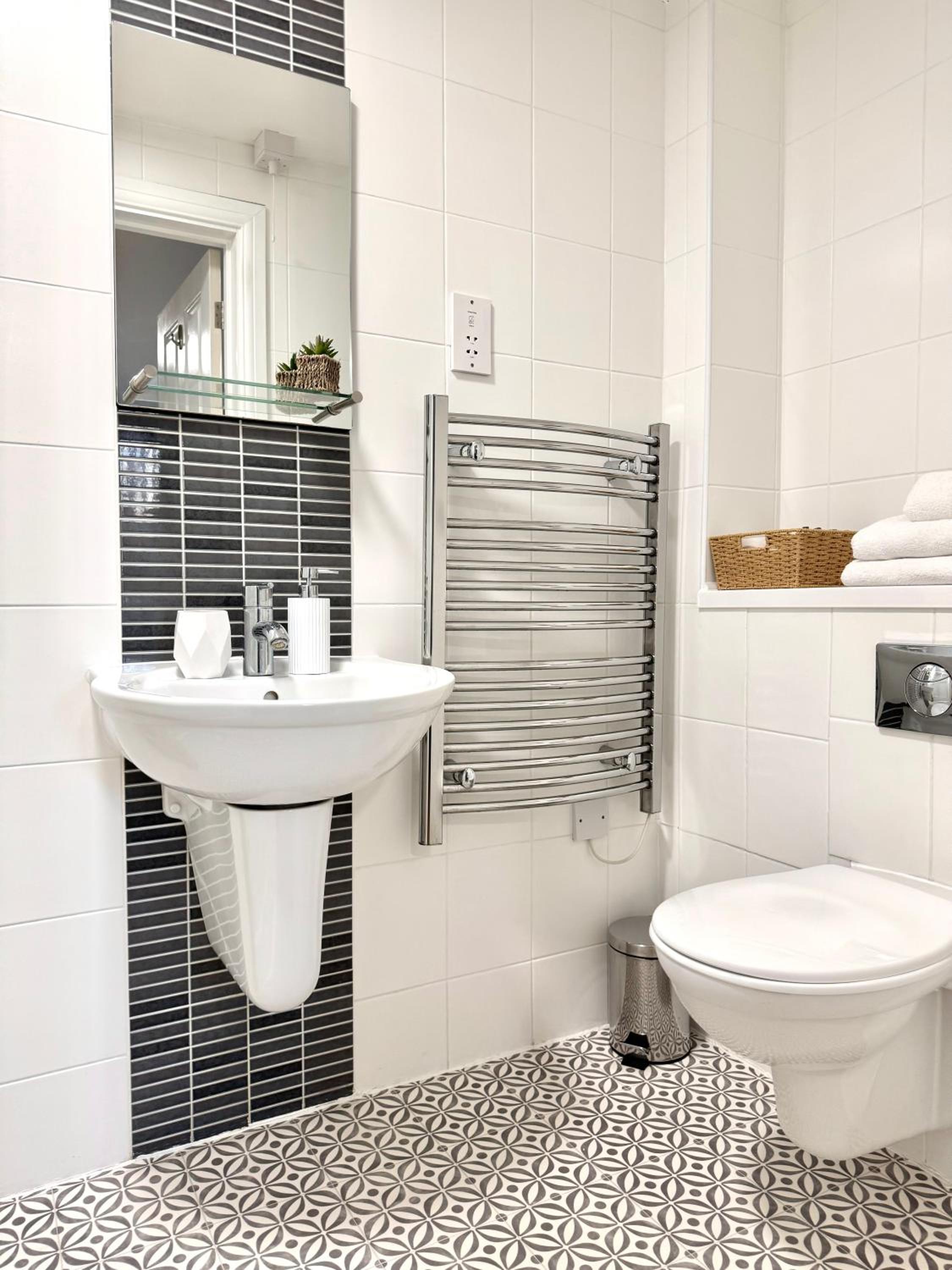 1 Bedroom City Centre Apartment Near The University & Bodleian Library - By Spencer & Jackson Short Lets & Serviced Accommodation Oxford view 3