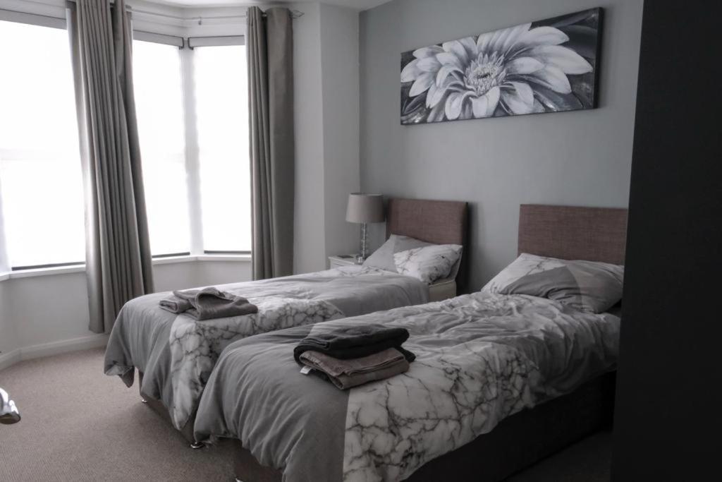 Amber Apartments, FREE PARKING, 3 bedrooms, sleeps 5, 1 en-suite plus 1 bath/shower room view 4