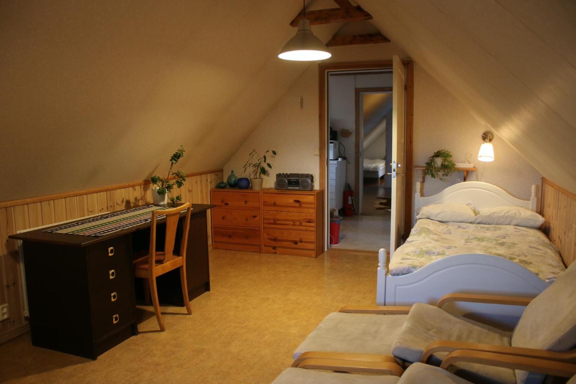 Boende på landet nära sjö med båt view 4