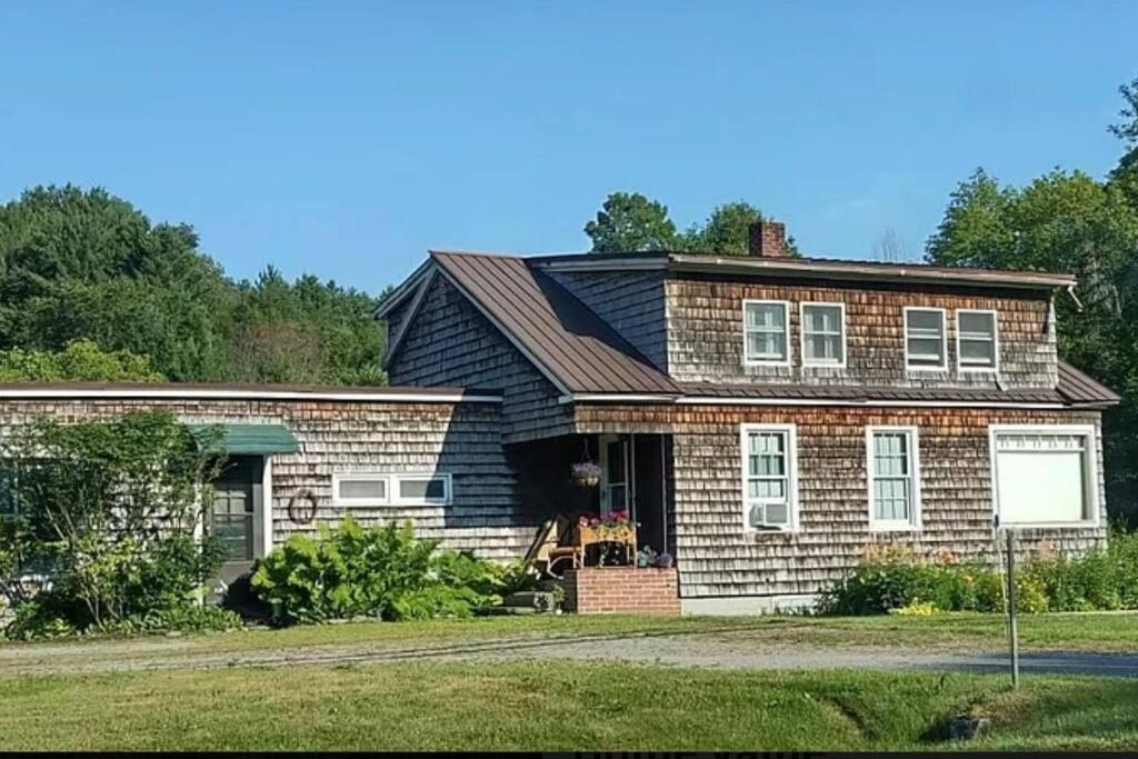 Hotel 100% Renovated Stowe Village Farmhouse - Image 1