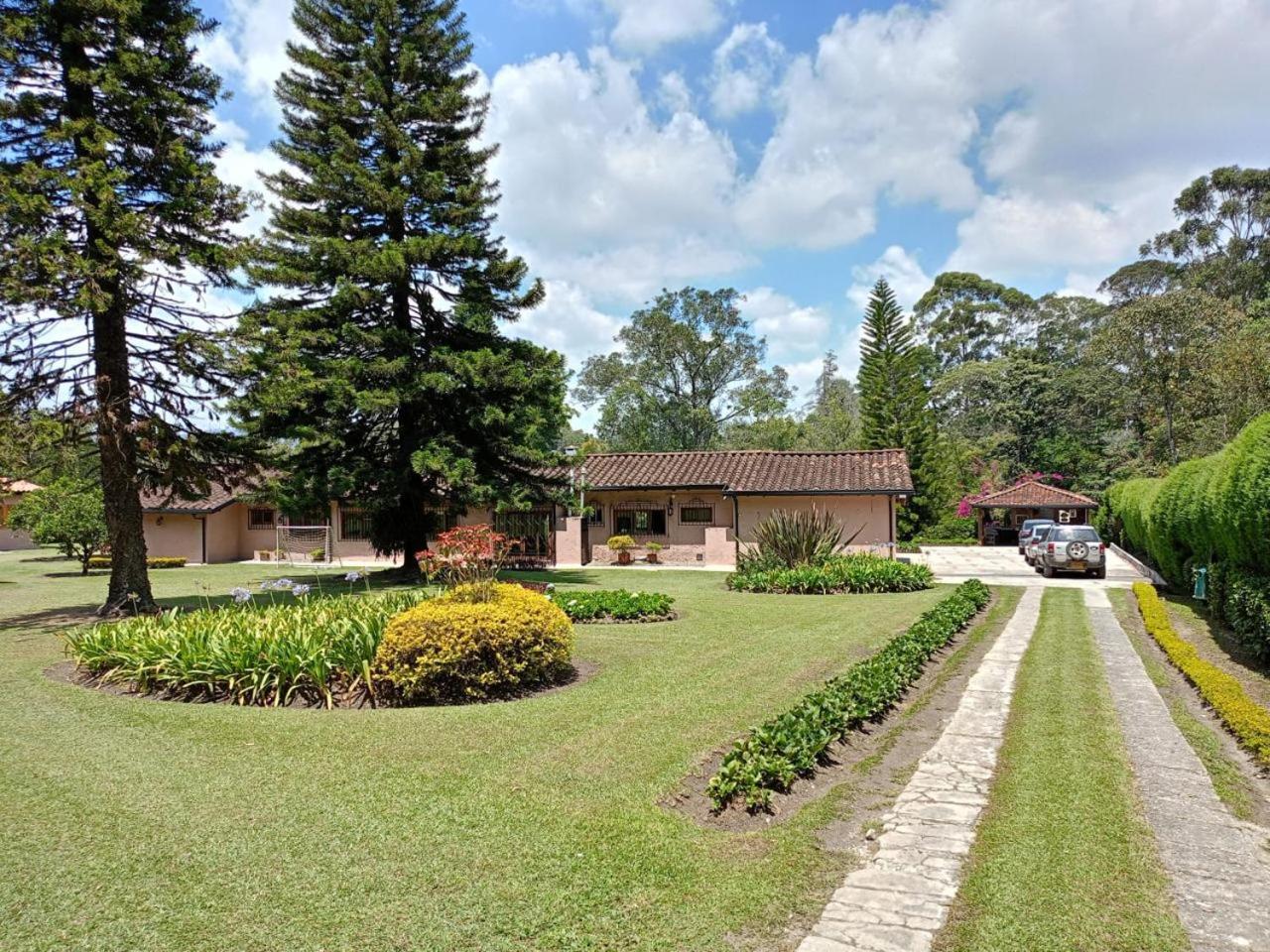 CASA CAMPESTRE EN LLANOGRANDE