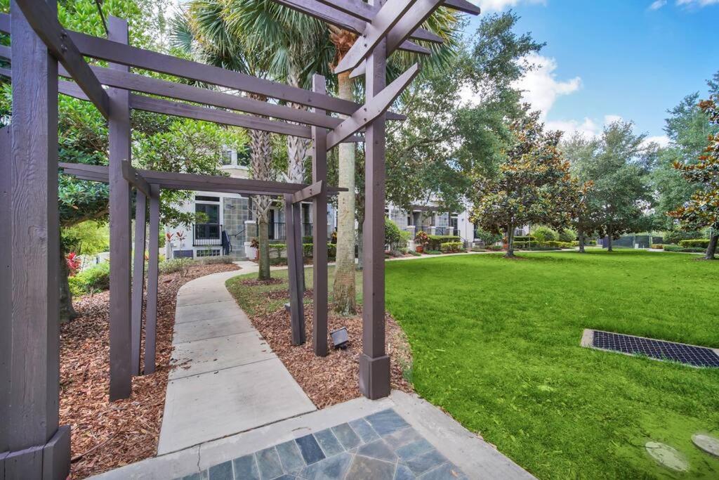 4BR Disney Family Townhouse Resort in Orlando - with Resort Pool, Gym, Games, & Jacuzzi