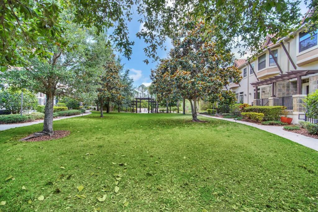 4BR Disney Family Townhouse Resort in Orlando - with Resort Pool, Gym, Games, & Jacuzzi