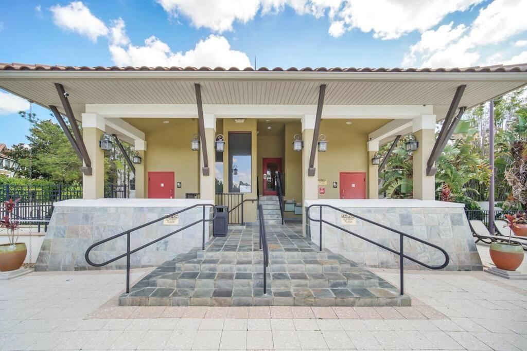 4BR Disney Family Townhouse Resort in Orlando - with Resort Pool, Gym, Games, & Jacuzzi