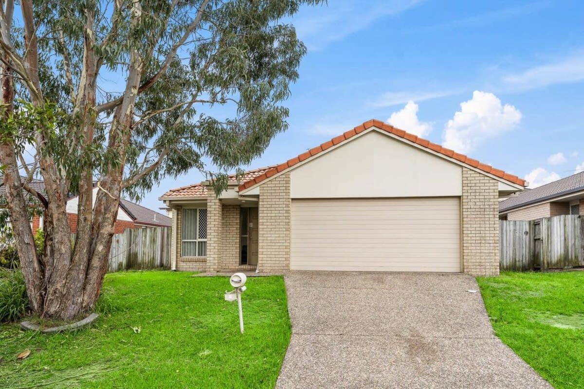 Stunning 4BR family home: Near Parklands & Transit