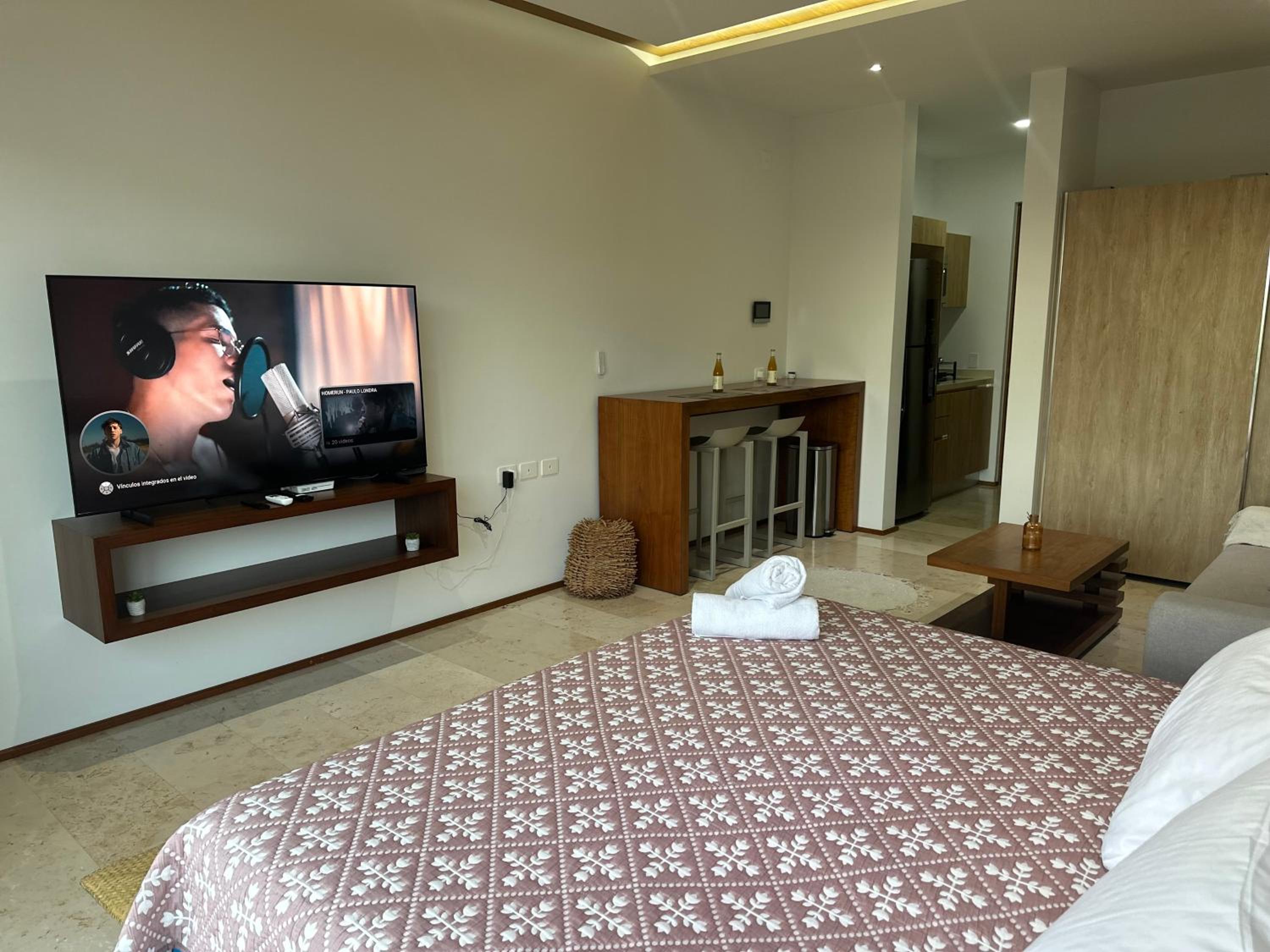 Smart Home Luxury Condo 5ta avenida view 3