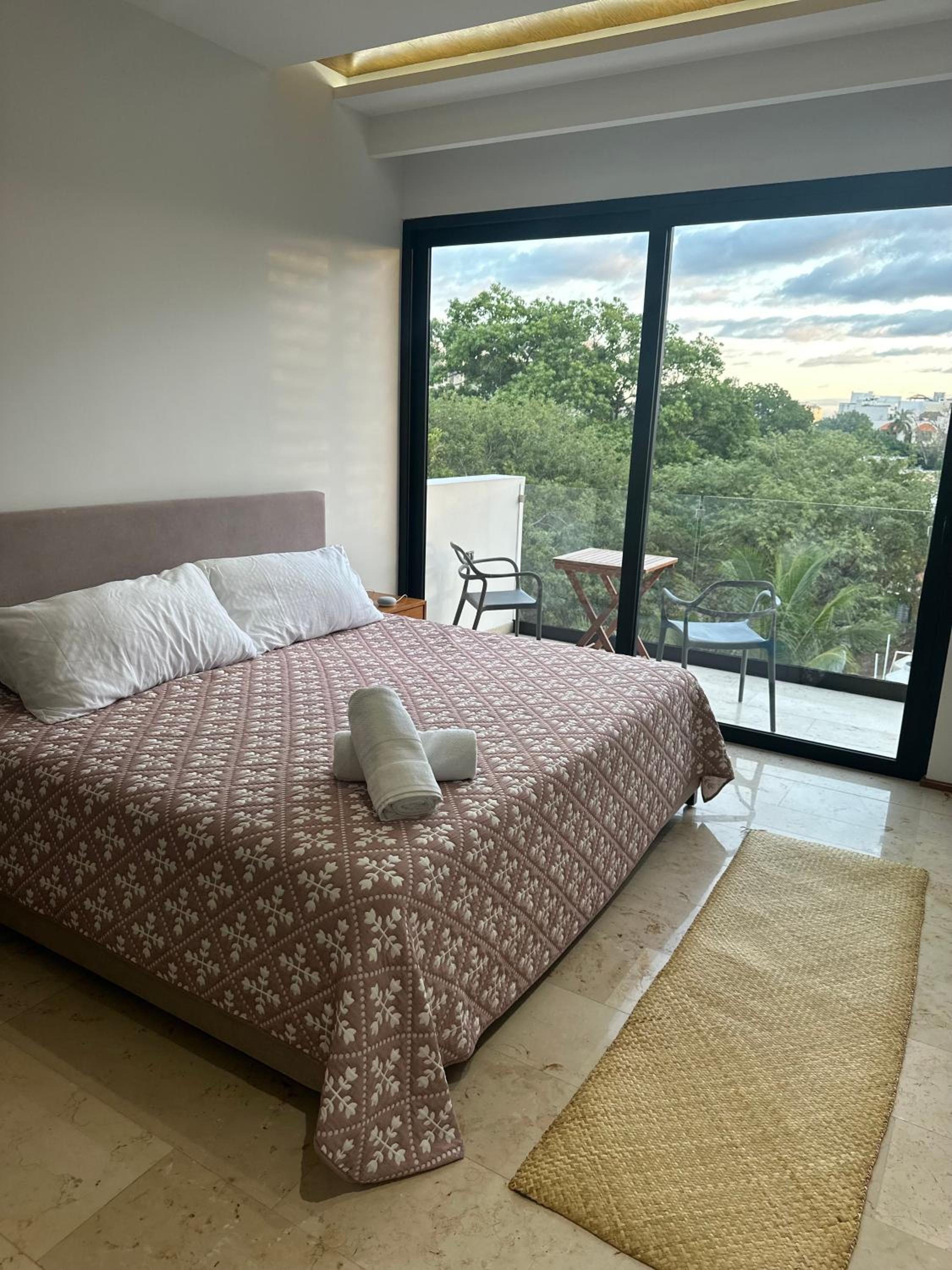 Smart Home Luxury Condo 5ta avenida view 4