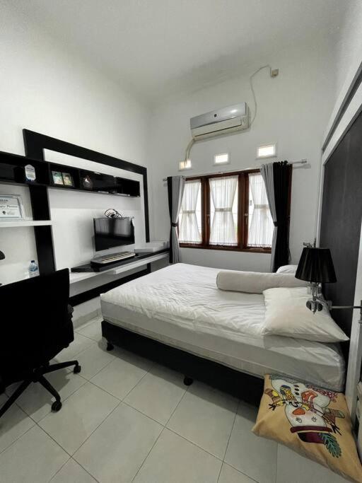 Shafira House - Modern House 3BR near Yogyakarta culinary spots view 3