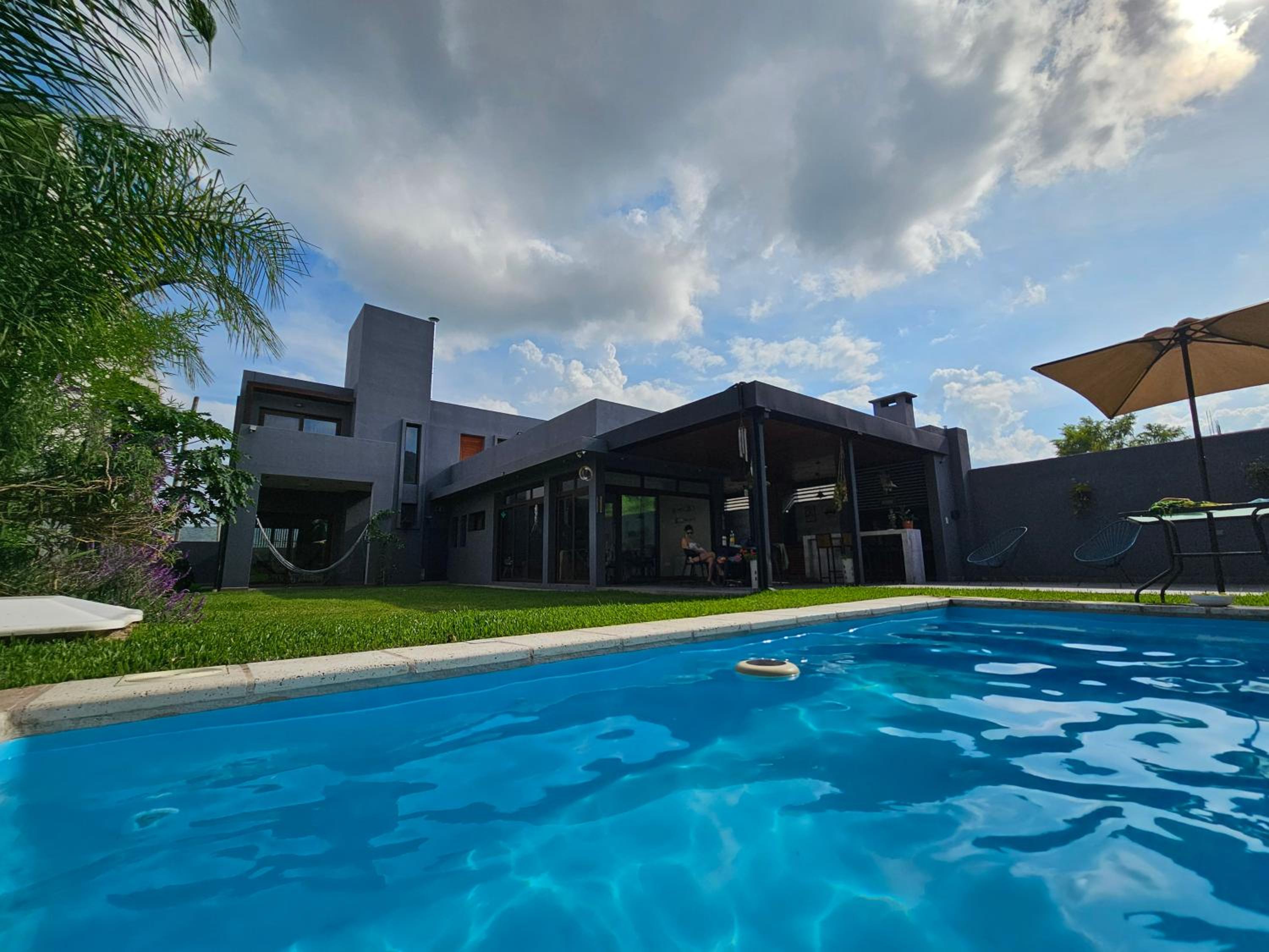 Casa Illia, hermosa casa de diseño en barrio Los Perales